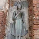 Temple Wat Mahathat - Bouddha dans une corniche