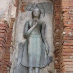 Temple Wat Mahathat - Bouddha dans une corniche