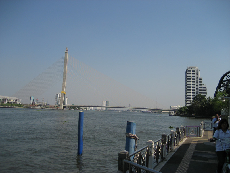 Pont sur la rivière Chao Phraya