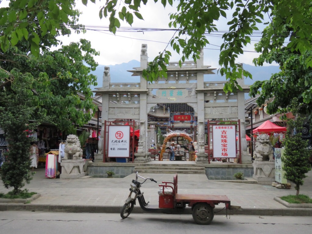 Dali l'entrée d'un temple