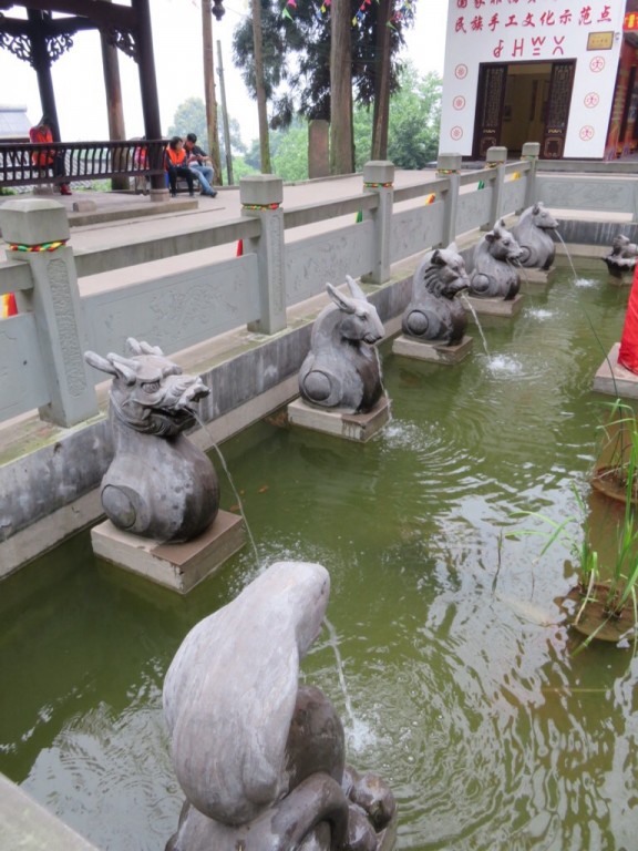 Mont Emei, sculptures fontaine