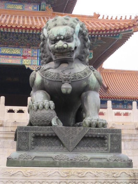 Lion avec un globe