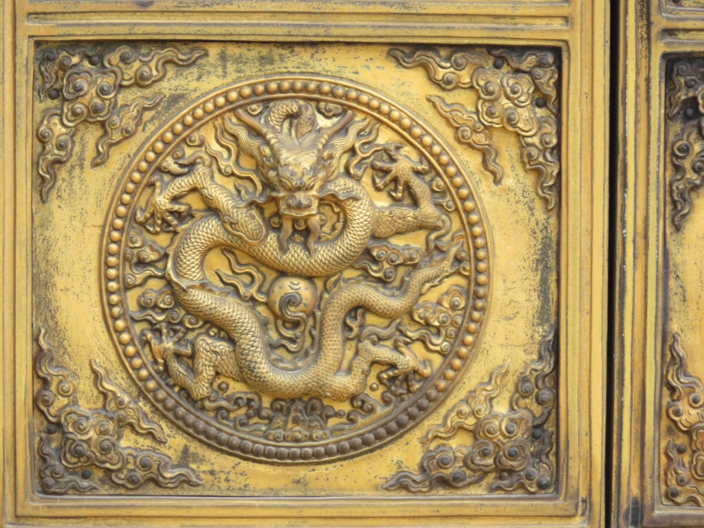 Porte avec un dragon