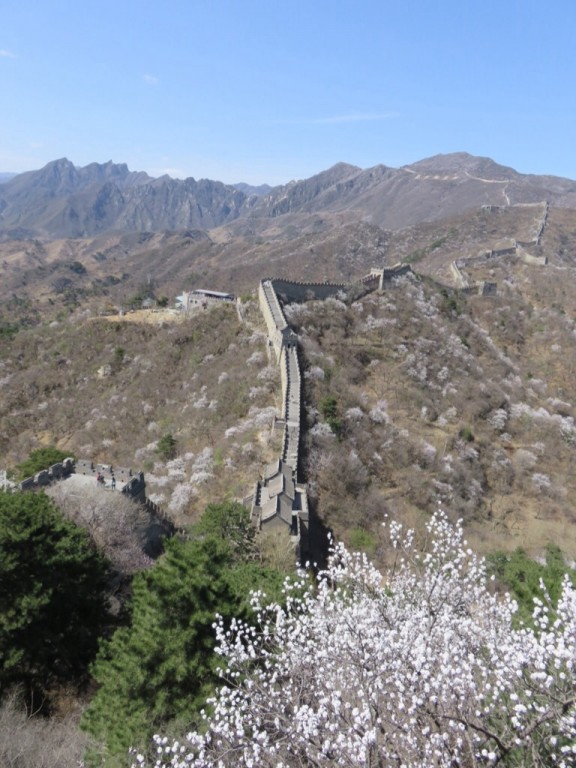 Muraille serpentant dans les collines