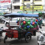 Un vendeur de seaux, rue de Krabi