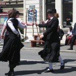 Oamaru - Un groupe de danseuses au baton