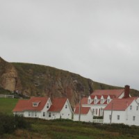 Percé - Maisons jouxtant le rocher