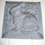 Plaque en métal d'un lapin dans la cuisine de l'auberge