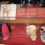 Musée Shaputuan - Chaussons et chapeau